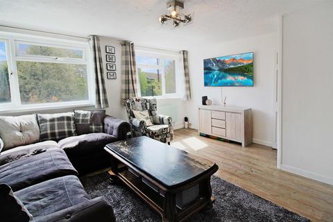 3 bedroom flat for sale, Long Meadow, Aylesbury HP21