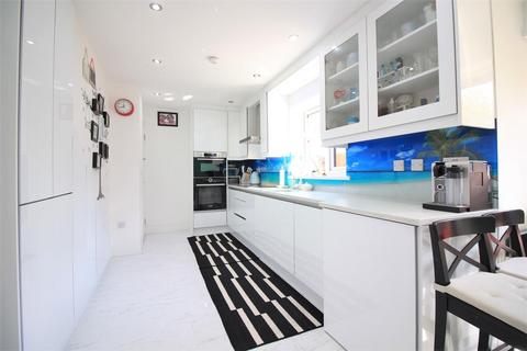 2 bedroom end of terrace house to rent, Frampton Road, Hounslow TW4