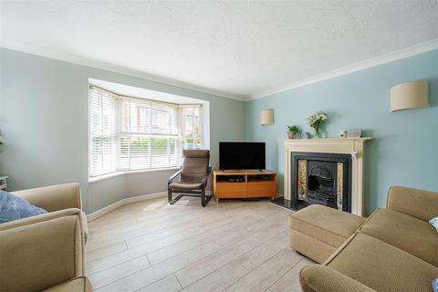 6 Boltons Lane, Binfield, Bracknell, RG42 4UB
