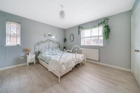 6 Boltons Lane, Binfield, Bracknell, RG42 4UB