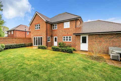 2 Bobbin Close, Headcorn, Ashford, TN27 9AW