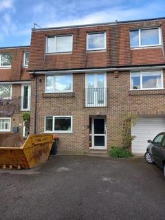 3 bedroom townhouse to rent, Yew Tree Court, Canterbury CT3