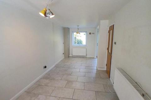 3 bedroom townhouse to rent, Yew Tree Court, Canterbury CT3