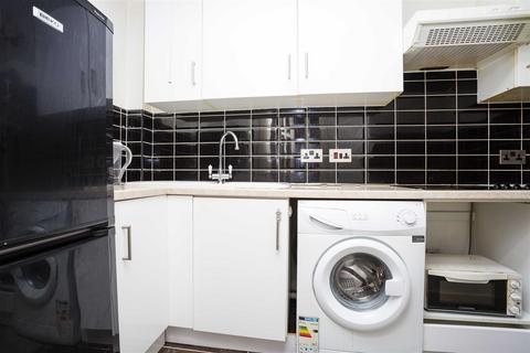 1 bedroom apartment to rent, Goosander Court, Raven Close, Colindale, London