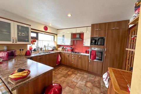 8 Bradley Drive, Silsden, Keighley, BD20 9LU