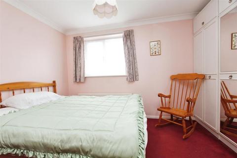 2 bedroom house for sale, Merleburgh Drive, Kemsley, Sittingbourne