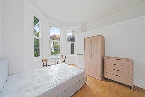 Studio to rent, Russell Road, London W14