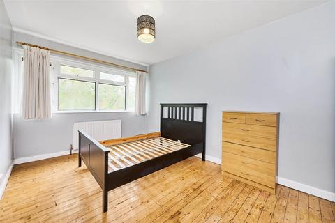 3 bedroom flat for sale, Railway Side, Barnes, London, SW13