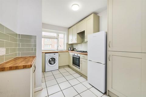 3 bedroom flat for sale, Railway Side, Barnes, London, SW13