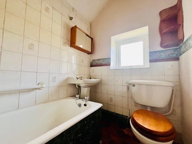 Bathroom 1.jpg