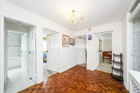 2 bedroom flat for sale, Lucerne Close, Aldermans Hill, N13