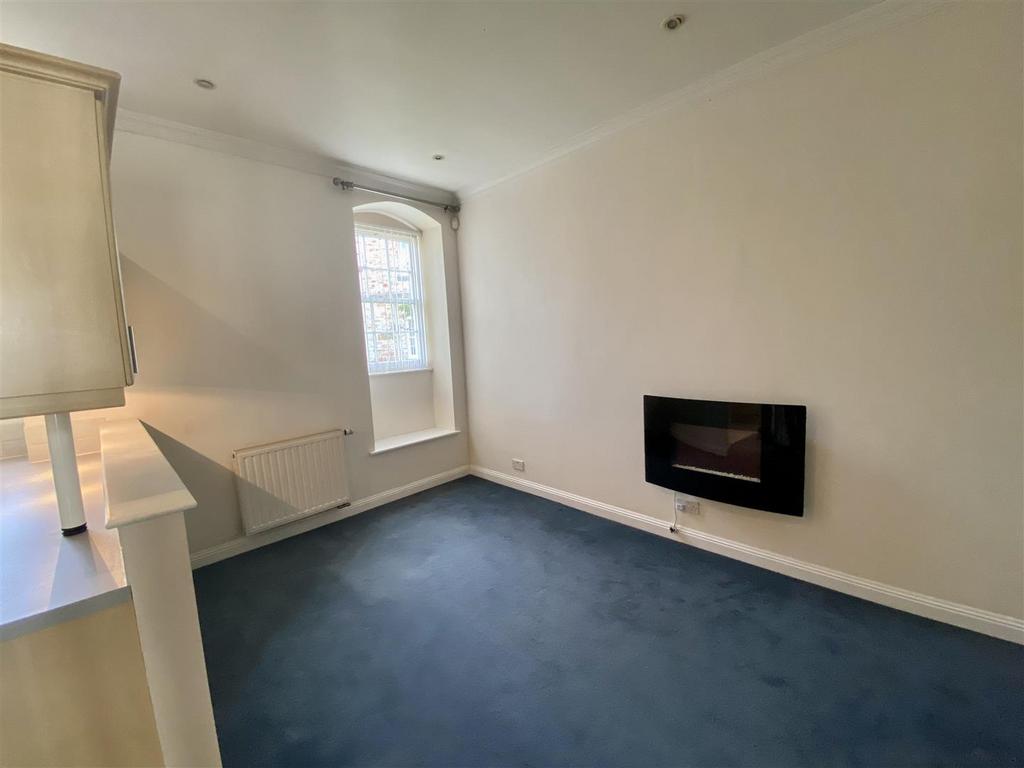 Westheath Avenue, Bodmin, PL31 2 bed terraced house to rent £825 pcm