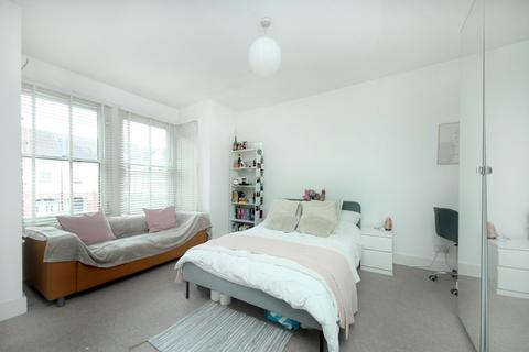 4 bedroom flat for sale, Windmill Road, LONDON