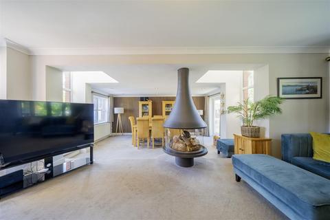 8 Appleby Grove, Wirral, CH62 6EU