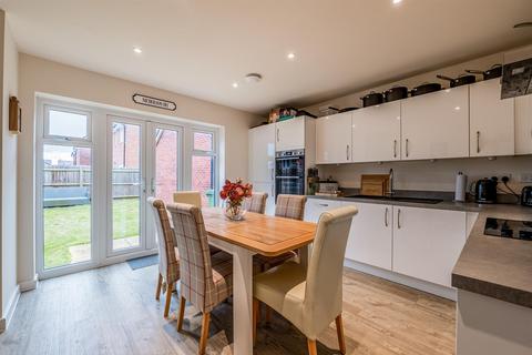 3 bedroom semi-detached house for sale, Magdalen Drive, Evesham