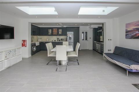 23 Queenswood Avenue, Hutton, Brentwood, CM13 1HU