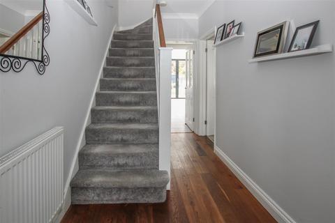 23 Queenswood Avenue, Hutton, Brentwood, CM13 1HU
