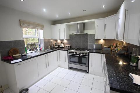 3 bedroom end of terrace house to rent, Farnley Road, Menston