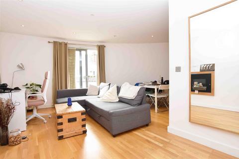 1 bedroom flat to rent, Windlesham Mews, Hampton Hill