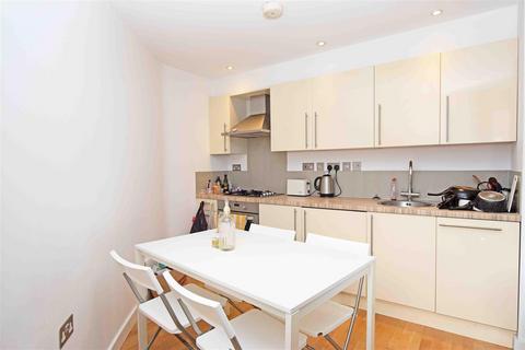1 bedroom flat to rent, Windlesham Mews, Hampton Hill