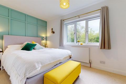 12 Clover Close, Loughton, Milton Keynes, MK5 8HA
