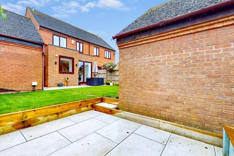 12 Clover Close, Loughton, Milton Keynes, MK5 8HA