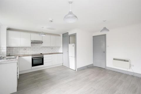 1 bedroom ground floor flat to rent, Waverley Avenue, London