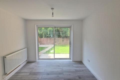 3 bedroom semi-detached house to rent, Wingate Crescent, Croydon