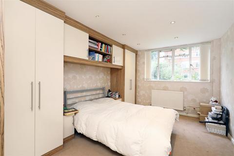 3 bedroom flat to rent, Upper Richmond Road, London