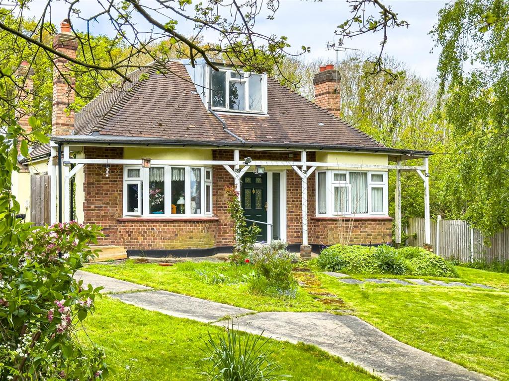Plumberow Avenue, Hockley SS5 3 bed detached bungalow for sale £700,000