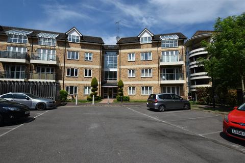 4 bedroom flat to rent, Branagh Court
