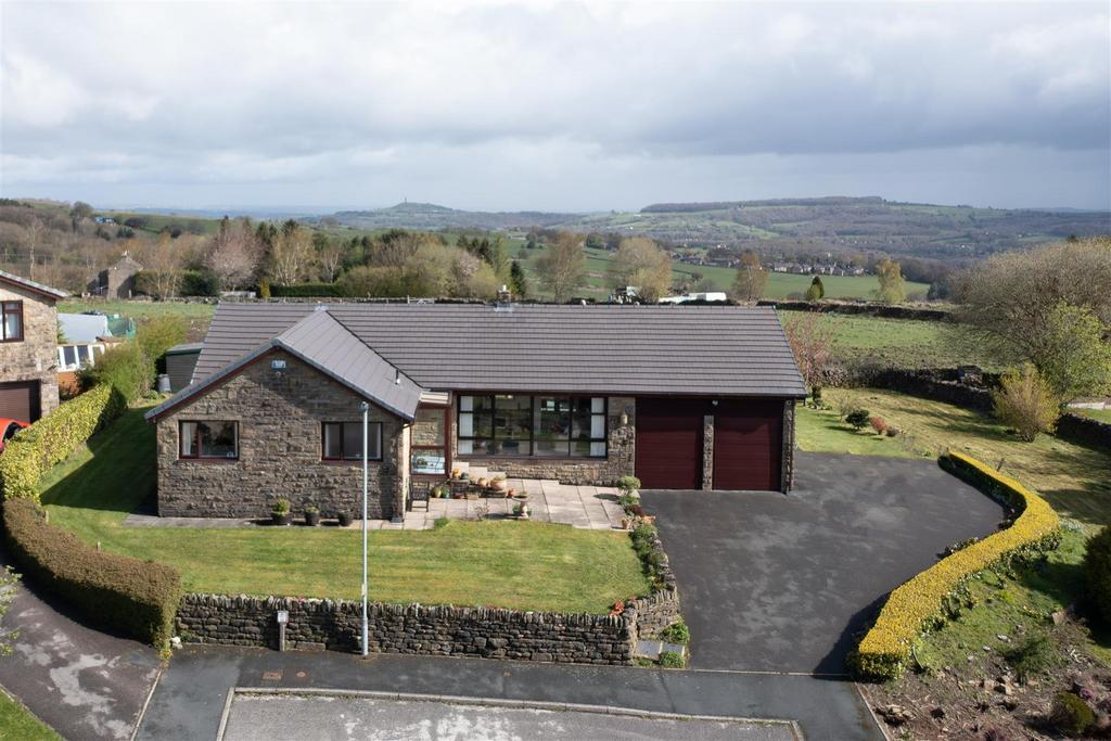 Aerial/front/driveway