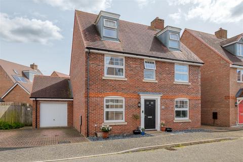 5 bedroom detached house for sale, Aspen Gardens, Stotfold, Hitchin, Herts SG5 4RS