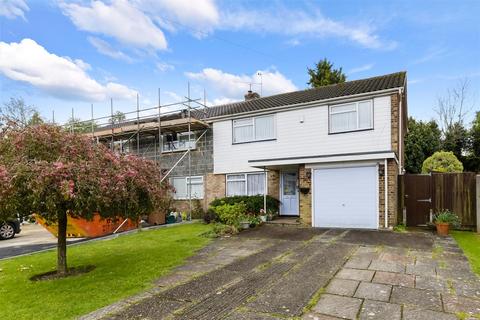 6 Avenue Close, Tadworth, KT20 5DF