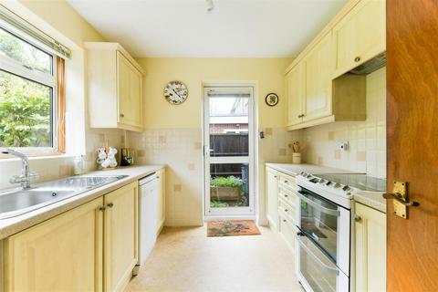 6 Avenue Close, Tadworth, KT20 5DF