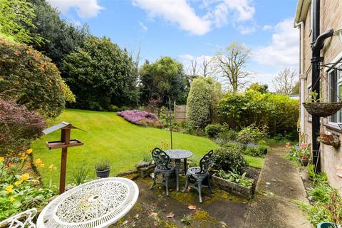 6 Avenue Close, Tadworth, KT20 5DF