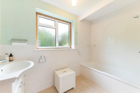 6 Avenue Close, Tadworth, KT20 5DF