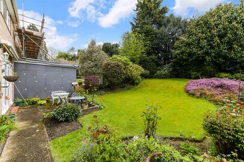 6 Avenue Close, Tadworth, KT20 5DF
