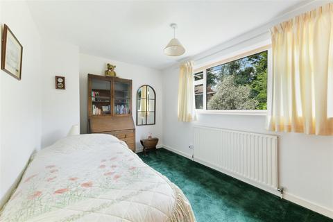 6 Avenue Close, Tadworth, KT20 5DF