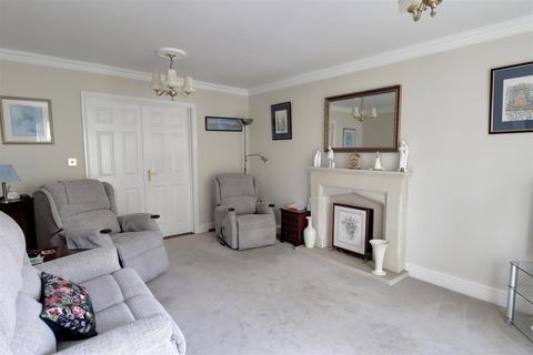 4 bedroom link detached house for sale, Chalfont Crescent, Weston, Crewe