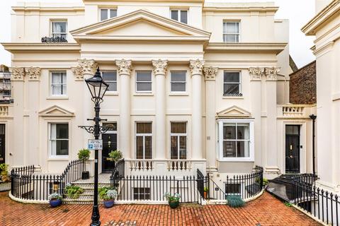 Lansdowne Square, Hove BN3