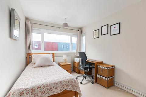 2 bedroom flat for sale, Polesden Gardens, Raynes Park SW20