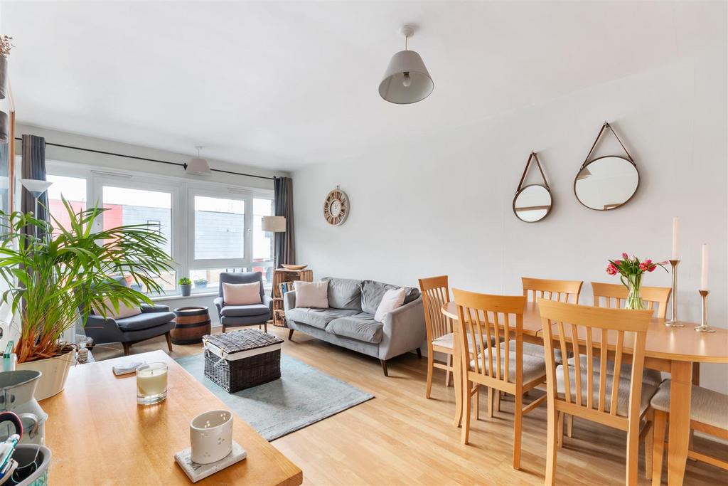 Polesden Gardens, Raynes Park SW20 2 bed flat for sale £325,000