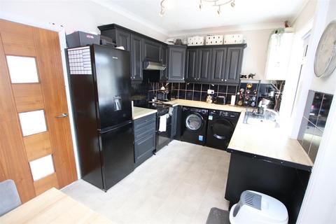 3 bedroom townhouse for sale, Post Office Road, Bradford