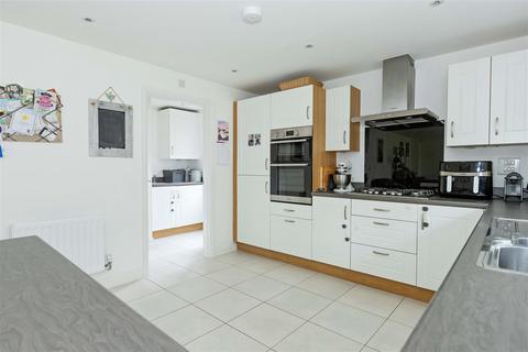 5 bedroom house for sale, Water Lily Way, Worthing