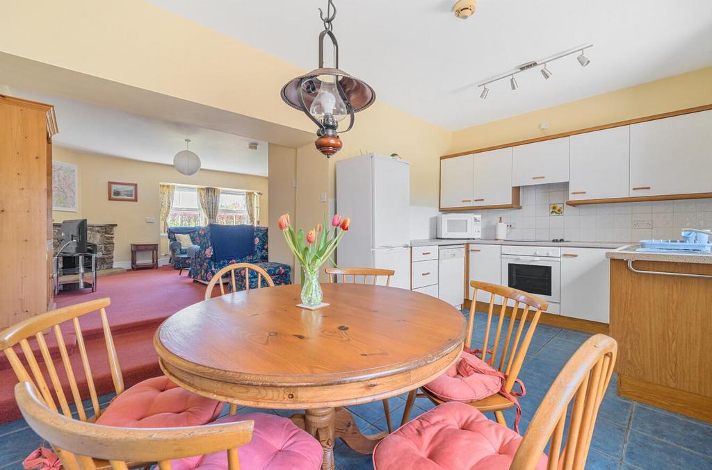Dining kitchen