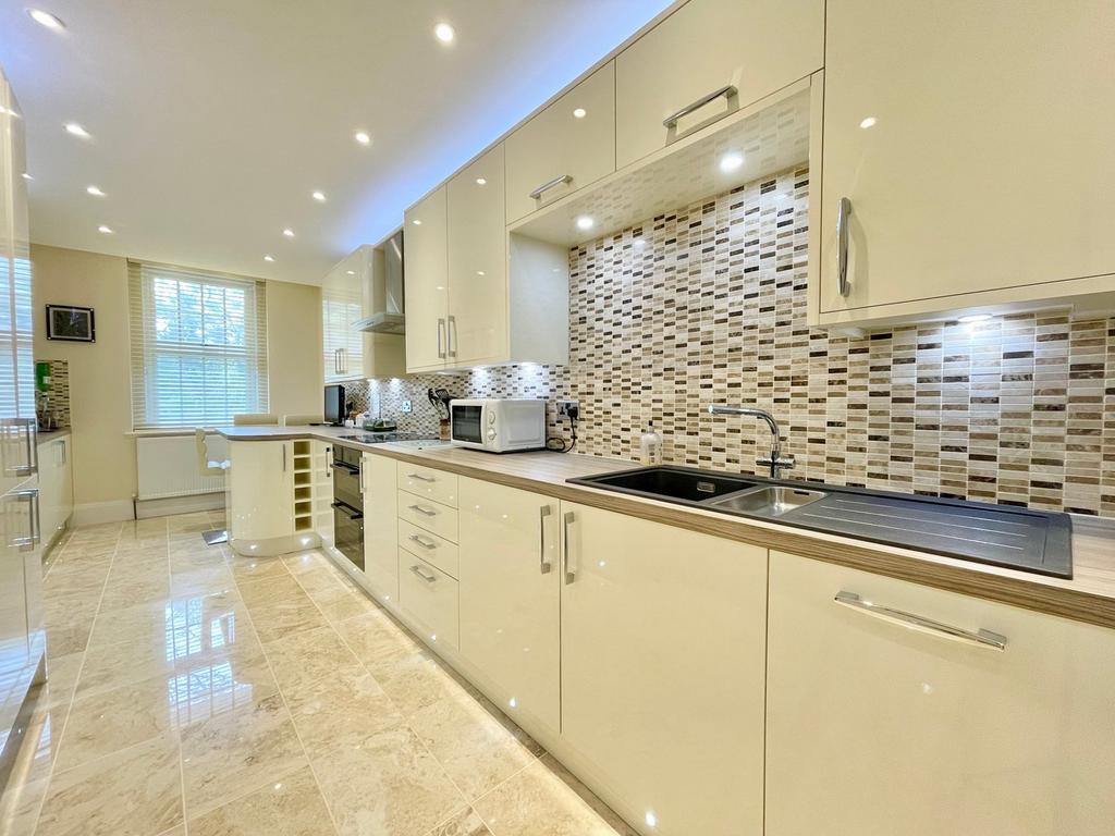 Bath Hill Court, Bath Road... 3 bed apartment for sale £400,000