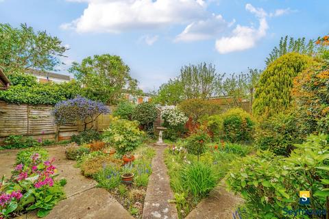 10 Hollow Close, Guildford, GU2 7JJ