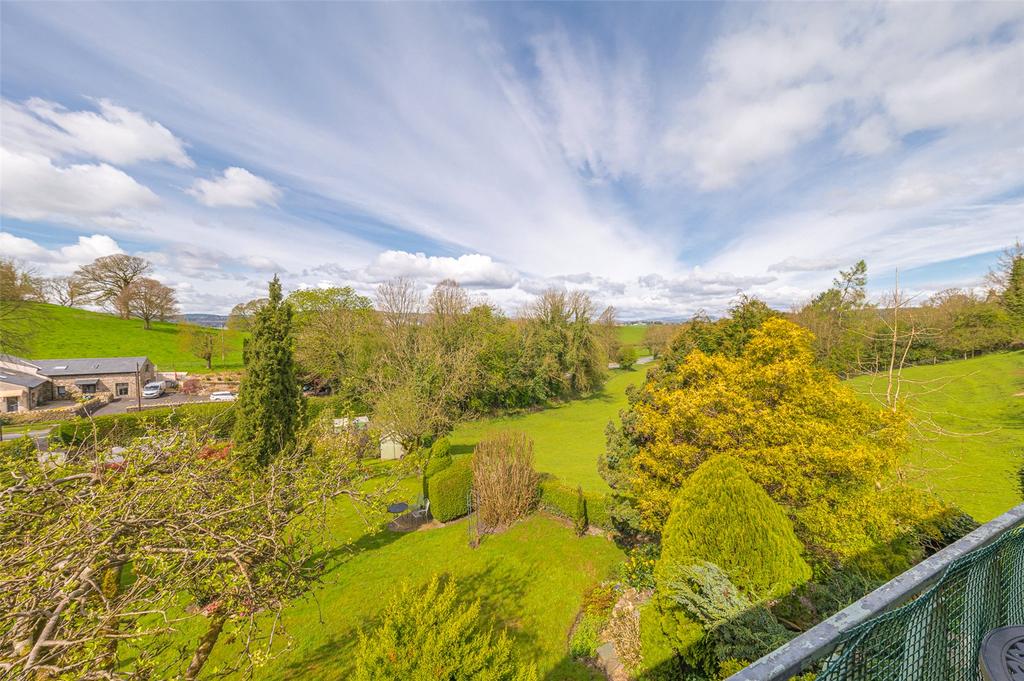 Leasgill, Milnthorpe LA7 3 bed detached house for sale £450,000