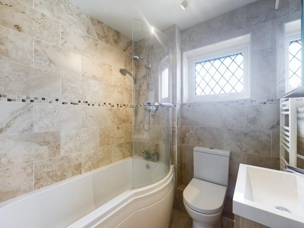 19 Stewarts Mill Lane bathroom